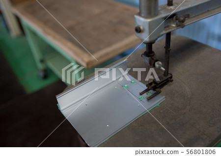 Cutting with saw 56801806
