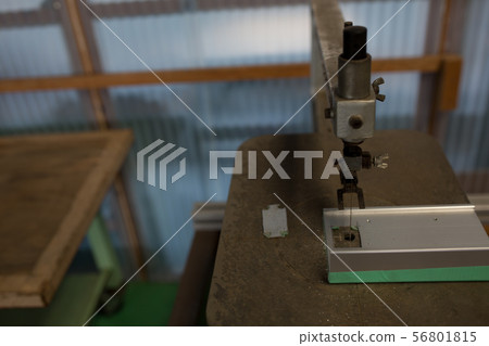 用鋸切割 56801815