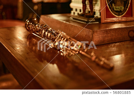 女高音薩克斯管專注於底部 女高音薩克斯管專注於底部 56801885