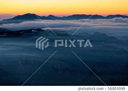 大邱和雲海在黎明看到從山。 56803099