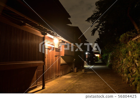 大正時代的都市風景的夜視圖在京都,吉田Kaguraoka 大正時代的都市風景的夜視圖在京都,吉田Kaguraoka 56804425