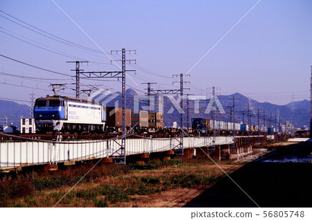 1995年在三洋線上運行的EF200-11集裝箱貨運列車 56805748
