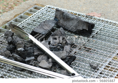 BBQ charcoal 56805887