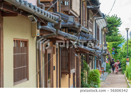 夏天都市風景的京都Higashiyama和男人和婦女 夏天都市風景的京都Higashiyama和男人和婦女 56806342