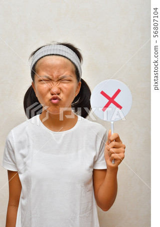 The girl who makes a cross (○ × plate) The girl who makes a cross (○ × plate) 56807104