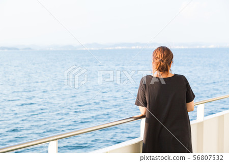 一名婦女從船上盯著大海 56807532