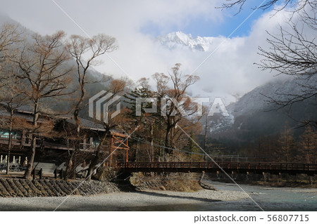Kamikochi，從晨霧中出現的美麗的雪皚皚的hotaka山脈 56807715