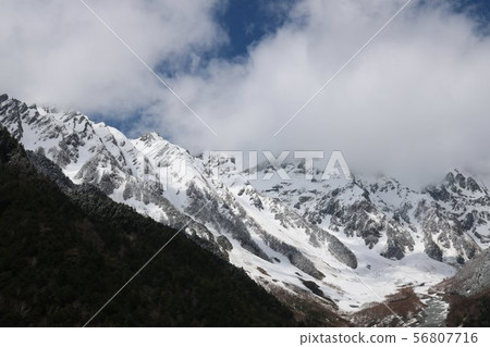 Kamikochi, the beautiful snowy hotaka mountain range that appears from morning mist 56807716