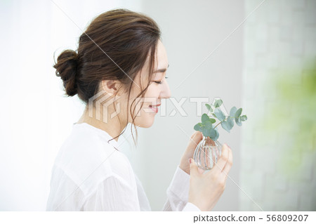 Woman with mini foliage 56809207