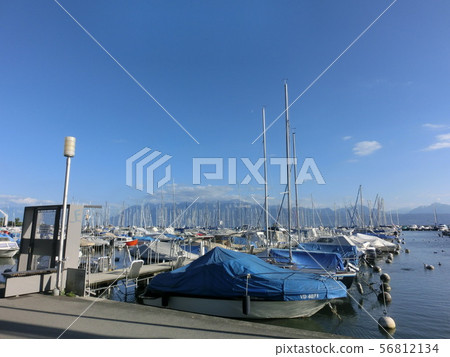 在日內瓦湖旁邊 56812134