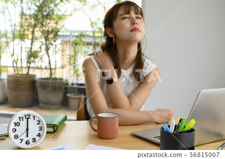 Female business desk work (clock focus) 56815007