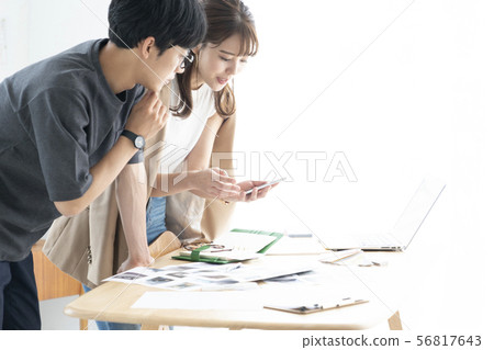 男性女性2創作者營業所休閒商務會議 56817643