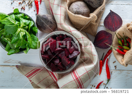 raw beetroots with green salad 56819721