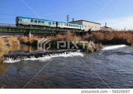 Koumi Line觀光列車HIGH RAIL 1375（穿過鐵橋） 56820697