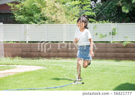 演奏水的女孩在庭院裡 56821777