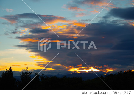 傍晚的天空和雲彩 傍晚的天空和雲彩 56821797