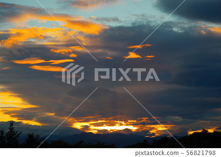 傍晚的天空和雲彩 56821798