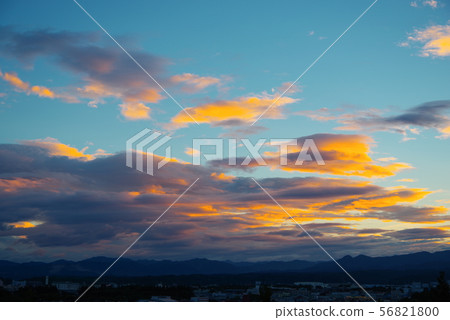 傍晚的天空和雲彩 56821800