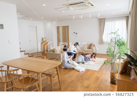 一家四口，父母和小孩，每天，好朋友，家庭團體 56827325