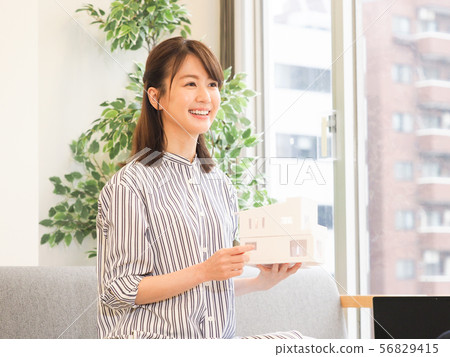 Business woman having a meeting 56829415