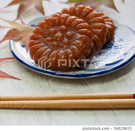 Korean traditional sweets: Yakgwa, maple leaves, and hangwa 56829655