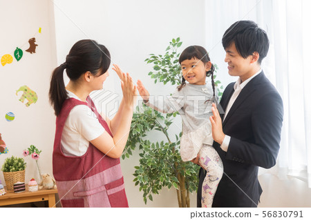 接受託兒所的父母 接受託兒所的父母 56830791