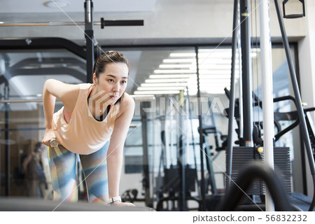 Women training 56832232