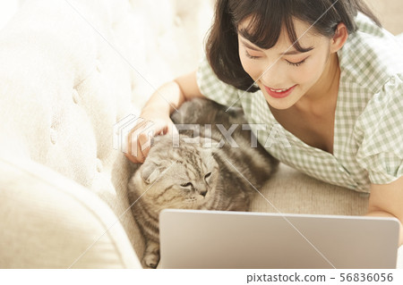 Women lifestyle pets 56836056