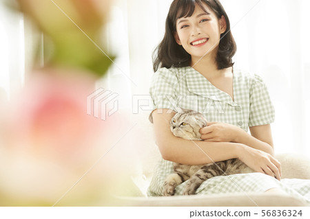 女性生活寵物 56836324
