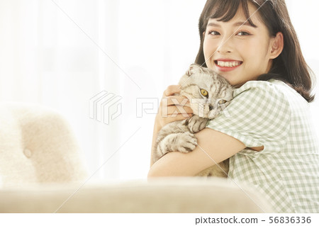 Women lifestyle pets 56836336