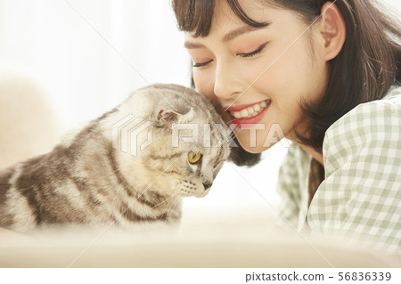 女性生活寵物 56836339