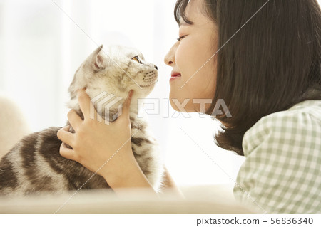 女性生活寵物 56836340