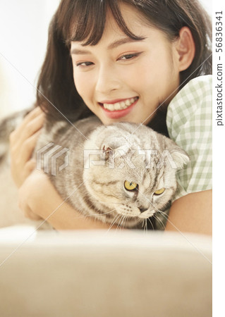 女性生活寵物 56836341