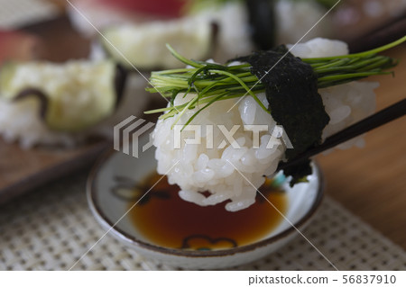 少量的蔥 56837910