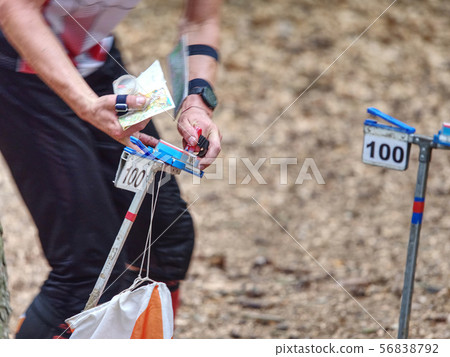 Runner using controler on spike with white-orange 56838792