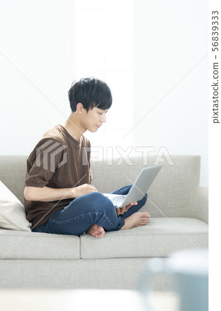 男士假日生活方式放鬆生活互聯網PC 56839333