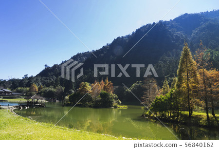 明池森林遊樂區迷人的湖畔景致倒影成雙 56840162