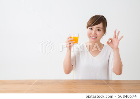 飲料和女性 56840574