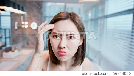woman worry her dry skin woman worry her dry skin 56844000