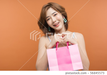 Women Shopping 56845573