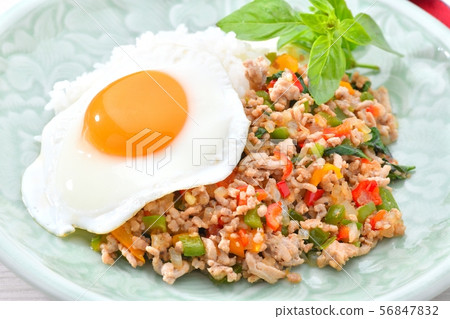 Gapao飯（食物炒豬肉末，辣椒粉，洋蔥，羅勒葉）民族美食。 56847832