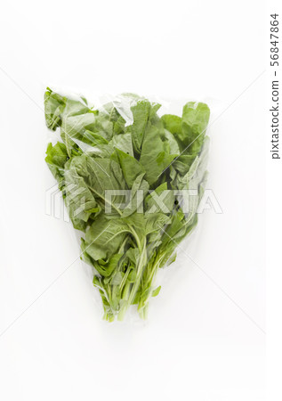 莧菜葉（葉蔬菜）在一個袋子裡 56847864