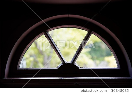 Fan-shaped window 56848085