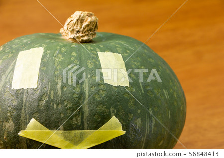 用萬聖節傑克o燈籠樣式修稿帶裝飾的南瓜。 用萬聖節傑克o燈籠樣式修稿帶裝飾的南瓜。 56848413