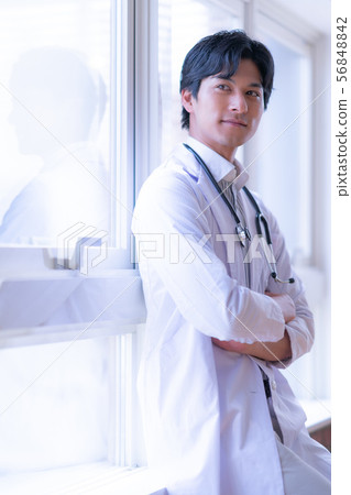 Doctor medical hospital male daytime man indoor indoor work illness virus lab coat medical examination medical examination medicine 56848842