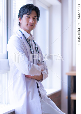 Doctor medical hospital male daytime man indoor indoor work illness virus lab coat medical examination medical examination medicine 56848843