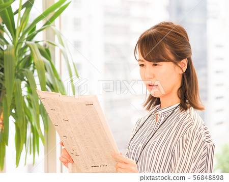 看報紙的儲蓄專欄的女商人 56848898