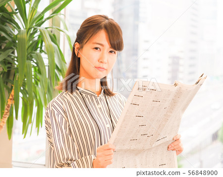 看報紙的儲蓄專欄的女商人 56848900