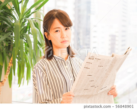 看報紙的儲蓄專欄的女商人 56848901