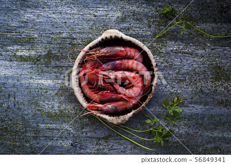 fresh raw mediterranean shrimps 56849341